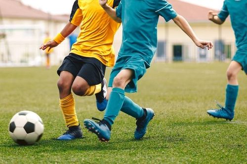 Nam sinh bị chấn thương vùng kín do va chạm khi đá bóng