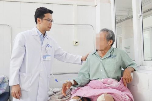 Người đàn ông nhập viện với cẳng chân sắp đứt lìa