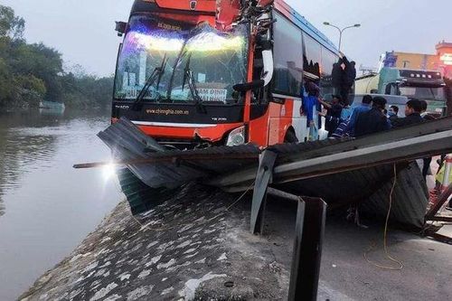 Tai nạn giao thông mới nhất10/1/2024: Ô tô khách lao xuống bờ sông