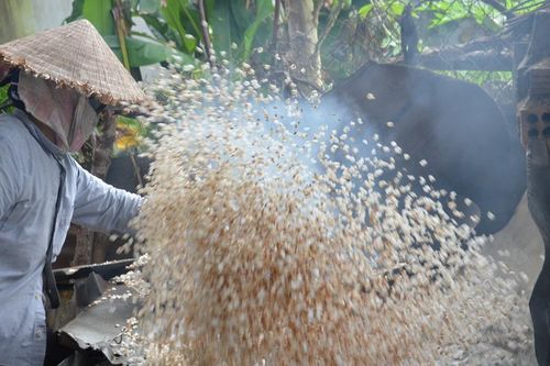 Làng bánh nổ truyền thống rộn ràng vào vụ