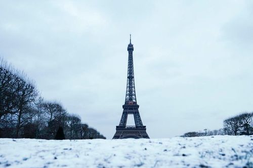 Tuyết phủ trắng xóa Paris, hàng ngàn xe bị mắc kẹt