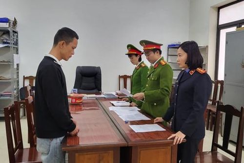 Khởi tố đối tượng lái xe ô tô cố tình chèn ngã người đi xe máy ở Phú Thọ