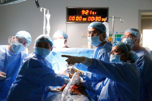 Lần đầu tiên thông van tim cho bào thai 32 tuần