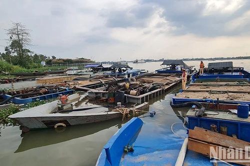 Đồng Tháp: Bắt 5 xà lan chở cát không hóa đơn, chứng từ