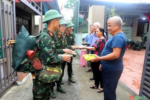 'Tấm bánh' nâng bước quân hành