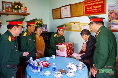 Quân khu 5 thăm, tặng quà các gia đình chính sách tại Đắk Lắk