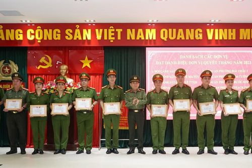 Công an quận Hải Châu nhận Cờ thi đua của Chủ tịch UBND thành phố Đà Nẵng