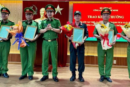 Thưởng nóng tập thể, cá nhân bắt giữ nghi phạm giết nữ nhân viên quán cà phê