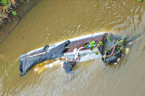Thủy triều xuống nhanh, ghe chở 23 tấn gạo bị lật và chìm xuống sông