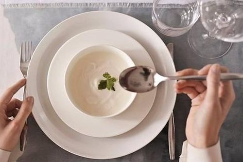Mẹ chồng làm điều này khi ăn cơm, nàng dâu sốc muốn ly hôn