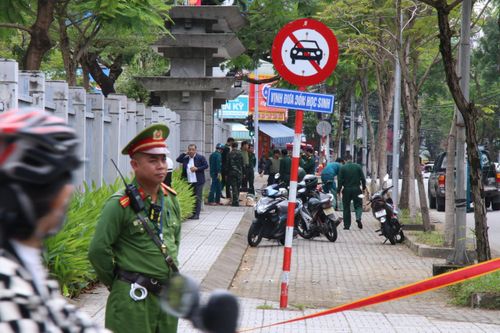 Phong tỏa cổng Trường THPT Phan Châu Trinh ở Đà Nẵng vì hộp lạ đặt trước cổng