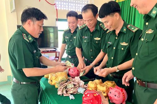 Nuôi 'Heo đất' tặng quà Tết cho người nghèo
