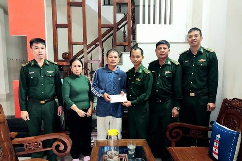 Thăm hỏi, trao hỗ trợ cho chủ tàu cá bị cháy