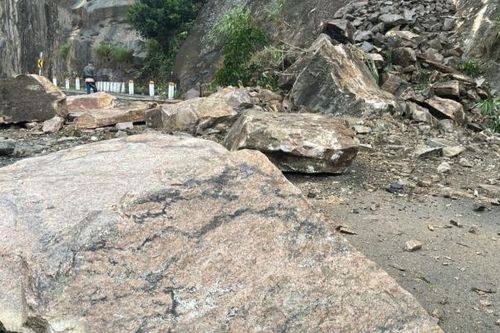 Sạt lở đất, đá trên quốc lộ 27C, giao thông ùn tắc
