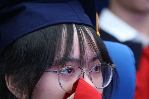 Xúc động với hoàn cảnh, nghị lực của sinh viên chương trình Nâng bước thủ khoa