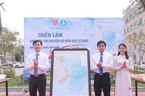 'Sinh viên 5 tốt' Thái Nguyên thăm địa chỉ đỏ, hướng về biển đảo Tổ quốc