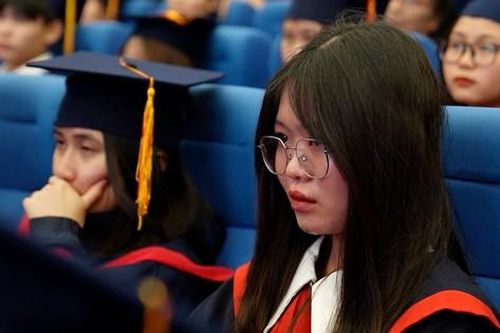 Những giọt nước mắt xúc động tại lễ trao học bổng Nâng bước thủ khoa năm 2023