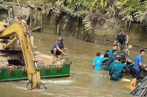 Lật ghe ở Vĩnh Long, 23 tấn gạo chìm sông