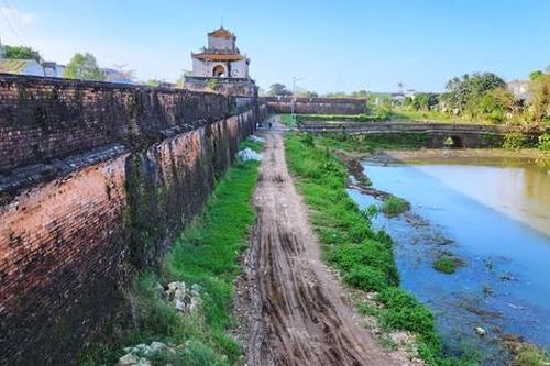 Huế 'cứu' kè đá cổ dưới chân Kinh thành