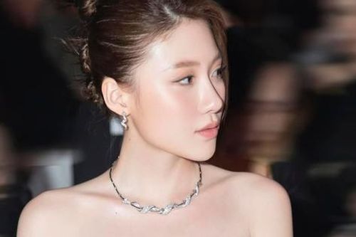 Showbiz 10/1: Em gái Trấn Thành xin lỗi, O Sen Ngọc Mai lại bị tố