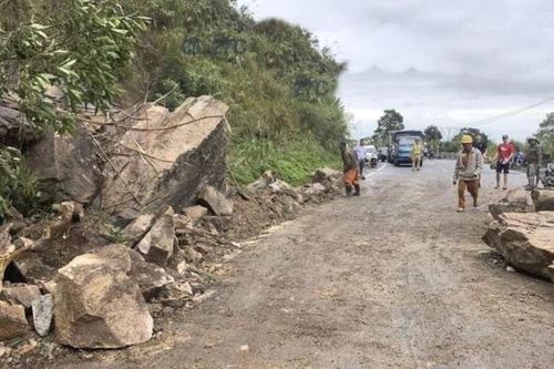 Sạt lở đá trên đèo tuyến Nha Trang – Đà Lạt, du khách thoát nạn