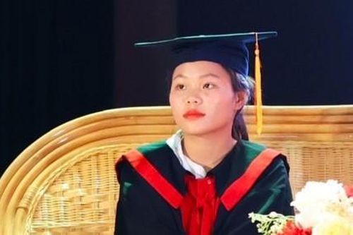 Không có bố, mẹ tâm thần, nữ sinh bán con trâu duy nhất lấy tiền vào đại học