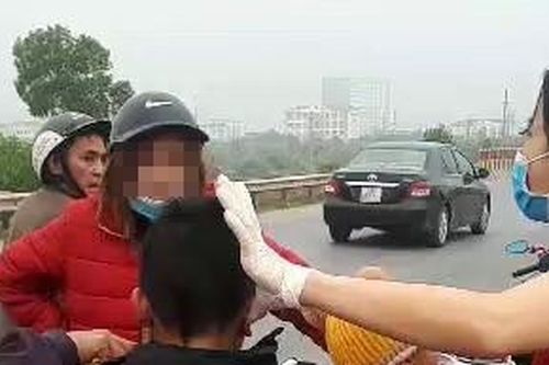 Mẹ bạo hành con giữa đường gây phẫn nộ: 'Cháu bị đánh là có lý do'