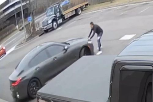 Tên trộm xe BMW táo tợn lẻn lên ghế lái ngay trong lúc chủ xe đang bơm lốp