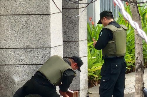 Người lạ đặt chiếc hộp trước cổng rồi bỏ chạy, trường học phải phong tỏa