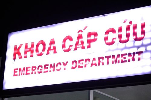 Hai thiếu niên cấp cứu với vết thương thấu bụng, mảnh thủy tinh găm kín người