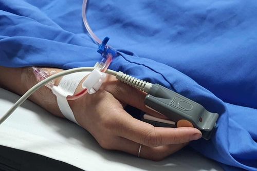 Vòng ba bất ngờ biến dạng, hoại tử sau 4 năm 'nâng cấp'