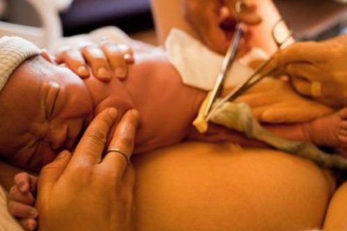 Báo động trào lưu 'sinh con thuận tự nhiên': Bài 3 - Nuôi ổ vi khuẩn từ dây rốn tự nhiên