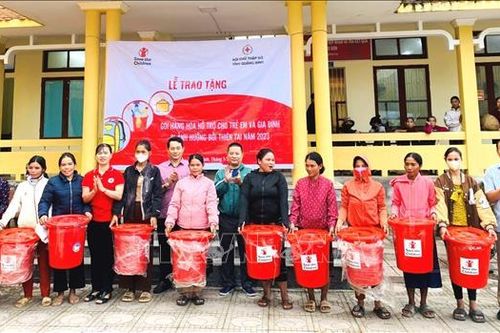 Trao quà hỗ trợ cho học sinh và người dân khó khăn, bị ảnh hưởng bởi thiên tai