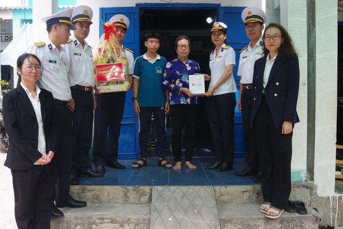 Lữ đoàn 171 tặng quà cho con ngư dân được nhận đỡ đầu