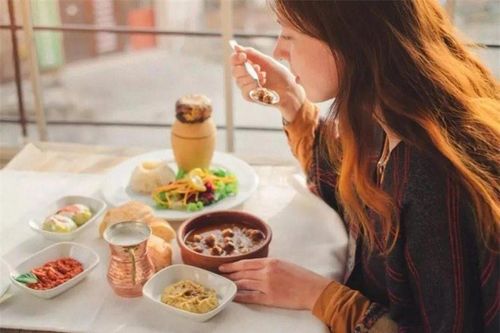 Bác sĩ Đông y: 5 thói quen thư giãn hầu như ai cũng mắc phải làm tổn hại gan và dạ dày, da khô xỉn màu