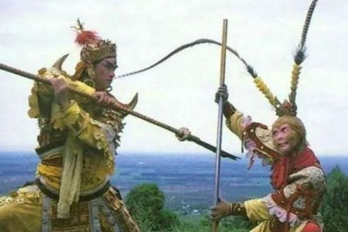 Trong Tây Du Ký, gậy Như Ý của Tôn Ngộ Không và Đinh Ba 9 răng của Trư Bát Giới cái nào mạnh hơn?