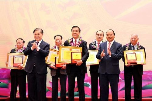 Gốm Đất Việt: Tinh hoa gốm Việt