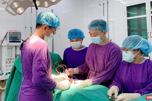 Bé trai 13 tuổi suýt phải cắt bỏ tinh hoàn do va chạm khi đá bóng