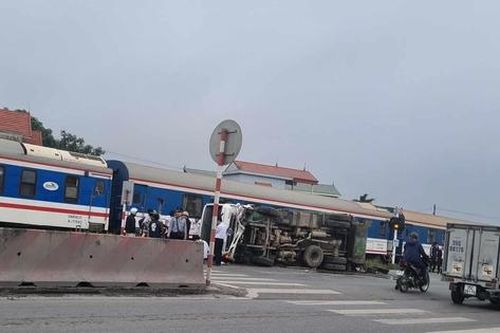 Bản tin TNGT 10/1: Tàu hỏa tông lật nghiêng xe chở rác