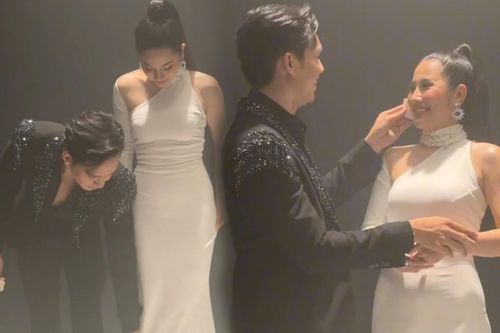 Bạch Công Khanh ân cần chăm sóc, chỉnh váy giúp Tố My: Thế này bảo sao nữ ca sĩ không 'xiêu lòng'!
