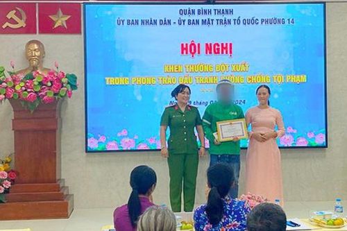 Nhận giao túi hàng lạ, tài xế xe ôm Grab chở thẳng vào đồn công an