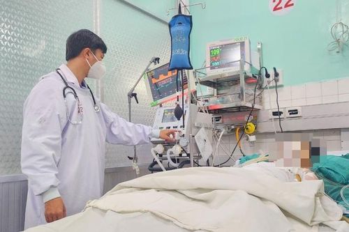 Tự chế pháo nổ tại nhà bằng máy xay sinh tố, 2 thiếu niên đứt khí quản, thủng màng phổi nguy kịch