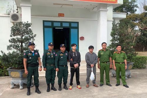 6 người về từ Campuchia, có 2 đối tượng bị truy nã tội giết người