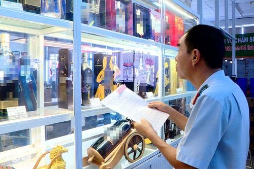 Phát hiện một siêu thị kinh doanh rượu chưa đúng với giấy phép