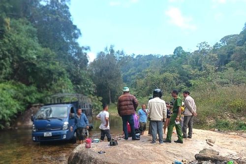 Bảo Lâm: Xe tải bốc cháy trên đèo, tài xế liều mình điều khiển xe lao xuống suối để dập lửa