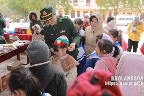 Chương trình 'Áo ấm mùa đông biên giới' gắn kết tình quân dân