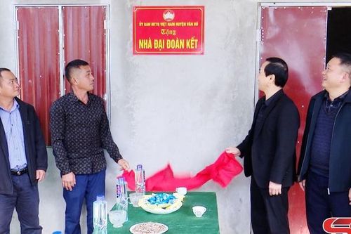 Bàn giao nhà 'Đại đoàn kết' tại xã Chiềng Khoa
