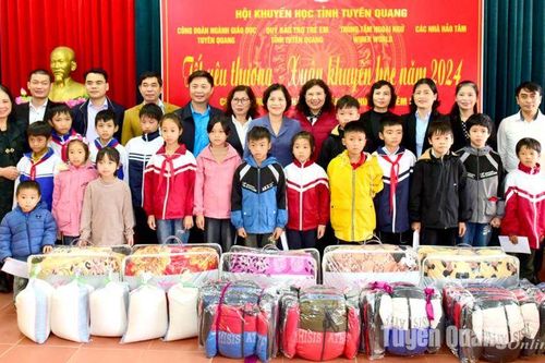 Tổ chức chương trình 'Tết yêu thương - Xuân khuyến học' dành cho học sinh khó khăn huyện Chiêm Hóa