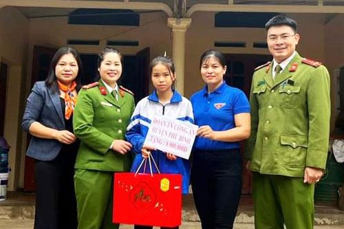 Phú Bình: Hỗ trợ học sinh mồ côi 10 triệu đồng
