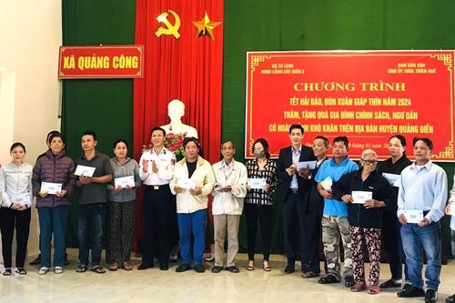 Bộ Tư lệnh Vùng Cảnh sát biển 2 thăm và tặng quà tại các xã biển huyện Quảng Điền
